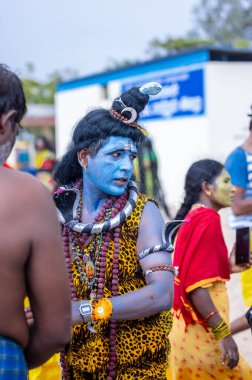 Kulashekharapatnam, Tamilnadu, Hindistan - 11 Ekim 2024: Kulasai, Hint Hindu dindar portresi boyalı yüz ve tanrıça Kali gibi giyinmiş kulasai dasara tarikatının ayinlerini gerçekleştirmek için.