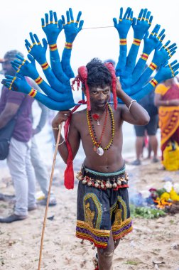 Kulashekharapatnam, Tamilnadu, Hindistan - 11 Ekim 2024: Kulasai, Hint Hindu dindar portresi boyalı yüz ve tanrıça Kali gibi giyinmiş kulasai dasara tarikatının ayinlerini gerçekleştirmek için.