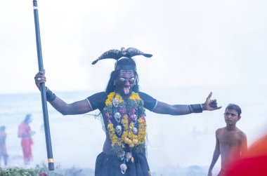 Kulashekharapatnam, Tamilnadu, Hindistan - 11 Ekim 2024: Kulasai, Hint Hindu dindar portresi boyalı yüz ve tanrıça Kali gibi giyinmiş kulasai dasara tarikatının ayinlerini gerçekleştirmek için.