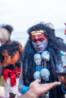 Kulashekharapatnam, Tamilnadu, Hindistan - 11 Ekim 2024: Kulasai, Hint Hindu dindar portresi boyalı yüz ve tanrıça Kali gibi giyinmiş kulasai dasara tarikatının ayinlerini gerçekleştirmek için.