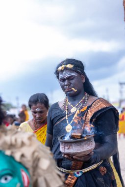 Kulashekharapatnam, Tamilnadu, Hindistan - 11 Ekim 2024: Kulasai, Hint Hindu dindar portresi boyalı yüz ve tanrıça Kali gibi giyinmiş kulasai dasara tarikatının ayinlerini gerçekleştirmek için.