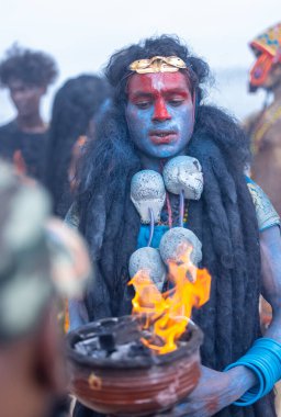 Kulashekharapatnam, Tamilnadu, Hindistan - 11 Ekim 2024: Kulasai, Hint Hindu dindar portresi boyalı yüz ve tanrıça Kali gibi giyinmiş kulasai dasara tarikatının ayinlerini gerçekleştirmek için.