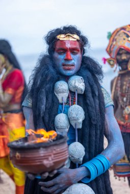 Kulashekharapatnam, Tamilnadu, Hindistan - 11 Ekim 2024: Kulasai, Hint Hindu dindar portresi boyalı yüz ve tanrıça Kali gibi giyinmiş kulasai dasara tarikatının ayinlerini gerçekleştirmek için.