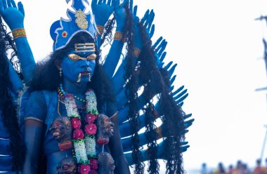 Kulashekharapatnam, Tamilnadu, Hindistan - 11 Ekim 2024: Kulasai, Hint Hindu dindar portresi boyalı yüz ve tanrıça Kali gibi giyinmiş kulasai dasara tarikatının ayinlerini gerçekleştirmek için.