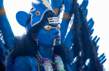 Kulashekharapatnam, Tamilnadu, Hindistan - 11 Ekim 2024: Kulasai, Hint Hindu dindar portresi boyalı yüz ve tanrıça Kali gibi giyinmiş kulasai dasara tarikatının ayinlerini gerçekleştirmek için.