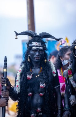 Kulashekharapatnam, Tamilnadu, Hindistan - 11 Ekim 2024: Kulasai, Hint Hindu dindar portresi boyalı yüz ve tanrıça Kali gibi giyinmiş kulasai dasara tarikatının ayinlerini gerçekleştirmek için.