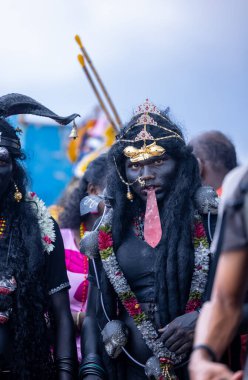 Kulashekharapatnam, Tamilnadu, Hindistan - 11 Ekim 2024: Kulasai, Hint Hindu dindar portresi boyalı yüz ve tanrıça Kali gibi giyinmiş kulasai dasara tarikatının ayinlerini gerçekleştirmek için.