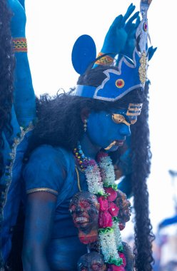 Kulashekharapatnam, Tamilnadu, Hindistan - 11 Ekim 2024: Kulasai, Hint Hindu dindar portresi boyalı yüz ve tanrıça Kali gibi giyinmiş kulasai dasara tarikatının ayinlerini gerçekleştirmek için.