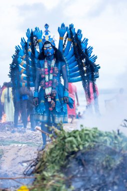 Kulashekharapatnam, Tamilnadu, Hindistan - 11 Ekim 2024: Kulasai, Hint Hindu dindar portresi boyalı yüz ve tanrıça Kali gibi giyinmiş kulasai dasara tarikatının ayinlerini gerçekleştirmek için.