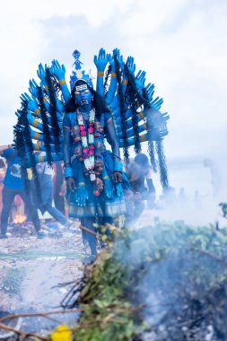 Kulashekharapatnam, Tamilnadu, Hindistan - 11 Ekim 2024: Kulasai, Hint Hindu dindar portresi boyalı yüz ve tanrıça Kali gibi giyinmiş kulasai dasara tarikatının ayinlerini gerçekleştirmek için.