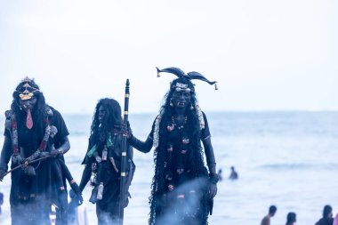 Kulashekharapatnam, Tamilnadu, Hindistan - 11 Ekim 2024: Kulasai, Hint Hindu dindar portresi boyalı yüz ve tanrıça Kali gibi giyinmiş kulasai dasara tarikatının ayinlerini gerçekleştirmek için.