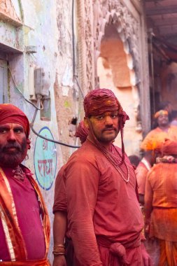 Barsana, Uttar Pradesh, Hindistan - 18 Mart 2024: Nandgaon 'dan Hindu erkek portresi Kafasını deri bir kalkanla koruyor Barsana' lı bir kadın tarafından bir lathmar holi geleneği olarak vurulan bambu çubuğu
