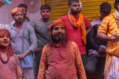 Barsana, Uttar Pradesh, Hindistan - 18 Mart 2024: Nandgaon 'dan Hindu erkek portresi Kafasını deri bir kalkanla koruyor Barsana' lı bir kadın tarafından bir lathmar holi geleneği olarak vurulan bambu çubuğu