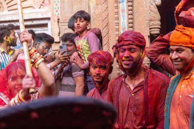 Barsana, Uttar Pradesh, Hindistan - 18 Mart 2024: Nandgaon 'dan Hindu erkek portresi Kafasını deri bir kalkanla koruyor Barsana' lı bir kadın tarafından bir lathmar holi geleneği olarak vurulan bambu çubuğu