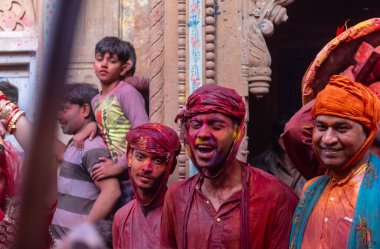 Barsana, Uttar Pradesh, Hindistan - 18 Mart 2024: Nandgaon 'dan Hindu erkek portresi Kafasını deri bir kalkanla koruyor Barsana' lı bir kadın tarafından bir lathmar holi geleneği olarak vurulan bambu çubuğu