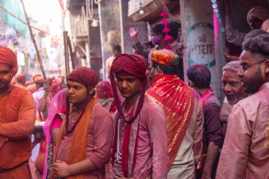 Barsana, Uttar Pradesh, Hindistan - 18 Mart 2024: Nandgaon 'dan Hindu erkek portresi Kafasını deri bir kalkanla koruyor Barsana' lı bir kadın tarafından bir lathmar holi geleneği olarak vurulan bambu çubuğu