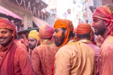 Barsana, Uttar Pradesh, Hindistan - 18 Mart 2024: Nandgaon 'dan Hindu erkek portresi Kafasını deri bir kalkanla koruyor Barsana' lı bir kadın tarafından bir lathmar holi geleneği olarak vurulan bambu çubuğu