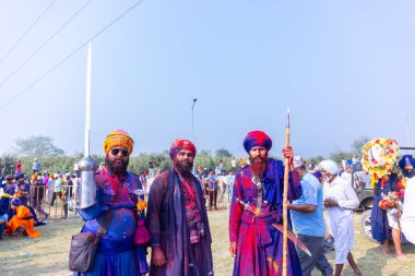 Anandpur Sahib, Punjab, Hindistan - 19 Mart 2022: Sih erkek (Nihang Sardar) Punjab 'daki holi sırasında ata binerken dövüş sanatı ve polo sergiledi.