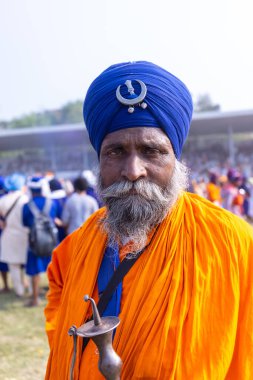 Anandpur Sahib, Punjab, Hindistan - 19 Mart 2022: Hola Mohalla festivali sırasında Sih halkının portresi (Nihang Sardar) Hola Mohalla festivali sırasında Anandpur Sahib. 