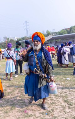 Anandpur Sahib, Punjab, Hindistan - 19 Mart 2022: Sih erkek (Nihang Sardar) Punjab 'daki holi sırasında ata binerken dövüş sanatı ve polo sergiledi.