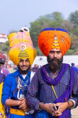 Anandpur Sahib, Punjab, Hindistan - 19 Mart 2022: Hola Mohalla festivali sırasında Sih halkının portresi (Nihang Sardar) Hola Mohalla festivali sırasında Anandpur Sahib. 