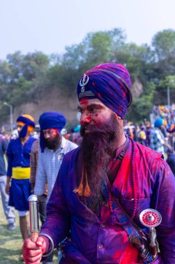 Anandpur Sahib, Punjab, Hindistan - 19 Mart 2022: Hola Mohalla festivali sırasında Sih halkının portresi (Nihang Sardar) Hola Mohalla festivali sırasında Anandpur Sahib. 