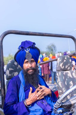 Anandpur Sahib, Punjab, Hindistan - 19 Mart 2022: Hola Mohalla festivali sırasında Sih halkının portresi (Nihang Sardar) Hola Mohalla festivali sırasında Anandpur Sahib. 