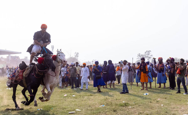 Анандпур Сахиб, Пенджаб, Индия - 19 марта 2022: Портрет сиха-самца (Ниханг Сардар), исполняющего боевое искусство и поло во время верховой езды во время фестиваля хола-мохалла во время холи в Пенджабе.