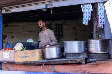 Naina Devi, Himachal Pradesh, Hindistan - 20 Mart 2022: Naina Devi 'deki yerel pazara bakınız. Naina Devi tanrıça Naina Devi 'ye ibadet etmek için kutsal bir yerdir..