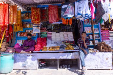 Naina Devi, Himachal Pradesh, Hindistan - 20 Mart 2022: Naina Devi 'deki yerel pazara bakınız. Naina Devi tanrıça Naina Devi 'ye ibadet etmek için kutsal bir yerdir..