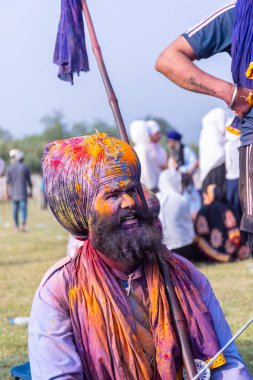 Anandpur Sahib, Punjab, Hindistan - 19 Mart 2022: Hola Mohalla festivali sırasında Anandpur Sahib 'de düzenlenen Sih halkının Portresi (Nihang Sardar). Seçili odak.