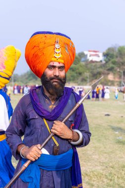 Anandpur Sahib, Punjab, Hindistan - 19 Mart 2022: Hola Mohalla festivali sırasında Anandpur Sahib 'de düzenlenen Sih halkının Portresi (Nihang Sardar). Seçili odak.