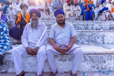 Anandpur Sahib, Punjab, Hindistan - 19 Mart 2022: Hola Mohalla festivali sırasında Anandpur Sahib 'de düzenlenen Sih halkının Portresi (Nihang Sardar). Seçili odak.