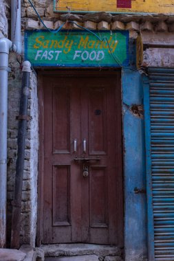 Naina Devi, Himachal Pradesh, Hindistan - 20 Mart 2022: Himachal Pradesh tepe istasyonundaki bir dükkanın renkli ahşap kapısının mimari manzarası. Ahşap kapı tasarımlı mimari.