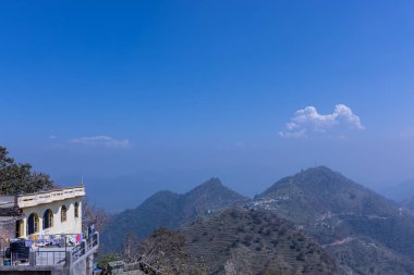 Naina Devi, Himachal Pradesh, Hindistan - 20 Mart 2022: Naina Devi dağlarının çevresindeki binaların manzarası.