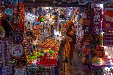 Naina Devi, Himachal Pradesh, Hindistan - 20 Mart 2022: Naina Devi 'deki yerel pazara bakınız. Naina Devi tanrıça Naina Devi 'ye ibadet etmek için kutsal bir yerdir..