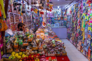 Naina Devi, Himachal Pradesh, Hindistan - 20 Mart 2022: Naina Devi 'deki yerel pazara bakınız. Naina Devi tanrıça Naina Devi 'ye ibadet etmek için kutsal bir yerdir..