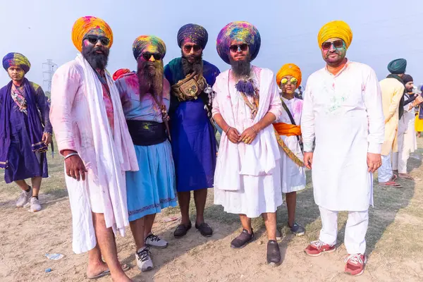 Anandpur Sahib, Punjab, Hindistan - 19 Mart 2022: Hola Mohalla festivali sırasında Anandpur Sahib 'de düzenlenen Sih halkının Portresi (Nihang Sardar). Seçili odak.