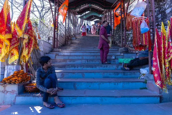 Naina Devi, Himachal Pradesh, Hindistan - 20 Mart 2022: Himachal 'daki Nanina Devi Tapınağı için kutsal yolun mimari görüşü. Hacılar tanrıça tapınağına ve daha kötüsüne tanıklık etmek için gelirler..