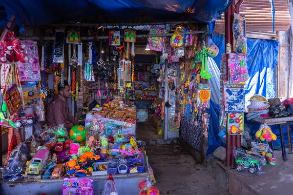 Naina Devi, Himachal Pradesh, Hindistan - 20 Mart 2022: Naina Devi 'deki yerel pazara bakınız. Naina Devi tanrıça Naina Devi 'ye ibadet etmek için kutsal bir yerdir..