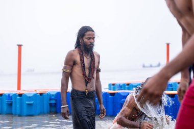 Prayagraj, Uttar Pradesh, Hindistan - 13 Ocak 2025: Mahakumbh, kutsal naga sadhu baba 'nın portresi Sangam' da Ganga nehrinde kutsal dalış yapıyor.
