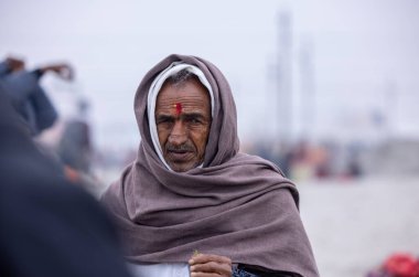 Prayagraj, Uttar Pradesh, Hindistan - 13 Ocak 2025: Mahakumbh, Kutsal bir erkek portresi sadhu baba, Sangam 'da Ganga nehrine kutsal dalış yapmak ve ibadet etmek için Pagraj' da maha kumbh mela 'ya katılıyor.