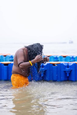 Prayagraj, Uttar Pradesh, Hindistan - 13 Ocak 2025: Mahakumbh, kutsal naga sadhu baba 'nın portresi Sangam' da Ganga nehrinde kutsal dalış yapıyor.