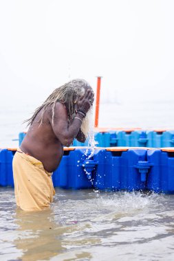 Prayagraj, Uttar Pradesh, Hindistan - 13 Ocak 2025: Mahakumbh, kutsal naga sadhu baba 'nın portresi Sangam' da Ganga nehrinde kutsal dalış yapıyor.