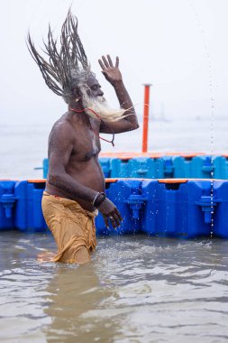Prayagraj, Uttar Pradesh, Hindistan - 13 Ocak 2025: Mahakumbh, kutsal naga sadhu baba 'nın portresi Sangam' da Ganga nehrinde kutsal dalış yapıyor.