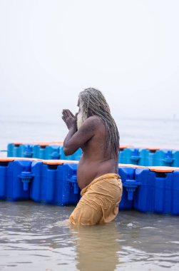 Prayagraj, Uttar Pradesh, Hindistan - 13 Ocak 2025: Mahakumbh, kutsal naga sadhu baba 'nın portresi Sangam' da Ganga nehrinde kutsal dalış yapıyor.