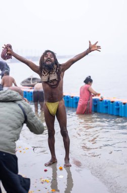 Prayagraj, Uttar Pradesh, Hindistan - 13 Ocak 2025: Mahakumbh, kutsal naga sadhu baba 'nın portresi Sangam' da Ganga nehrinde kutsal dalış yapıyor.