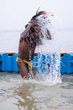Prayagraj, Uttar Pradesh, Hindistan - 13 Ocak 2025: Mahakumbh, kutsal naga sadhu baba 'nın portresi Sangam' da Ganga nehrinde kutsal dalış yapıyor.