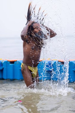 Prayagraj, Uttar Pradesh, Hindistan - 13 Ocak 2025: Mahakumbh, kutsal naga sadhu baba 'nın portresi Sangam' da Ganga nehrinde kutsal dalış yapıyor.
