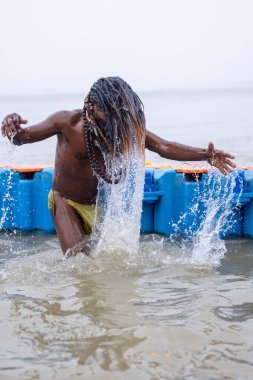 Prayagraj, Uttar Pradesh, Hindistan - 13 Ocak 2025: Mahakumbh, kutsal naga sadhu baba 'nın portresi Sangam' da Ganga nehrinde kutsal dalış yapıyor.